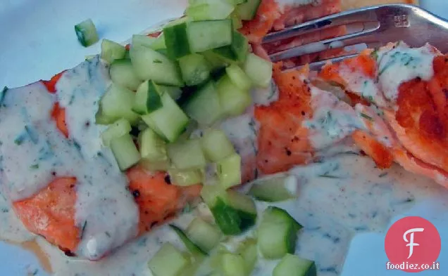 Salmone con salsa di yogurt al cetriolo