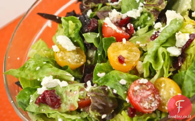 Insalata di verdure fresche con vinaigrette all'arancia e basilico