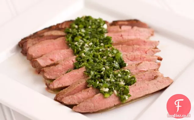 Bistecca di fianco alla griglia con salsa di prezzemolo piccante