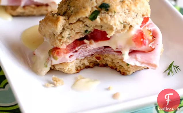 Panini per la colazione con biscotti alle erbe