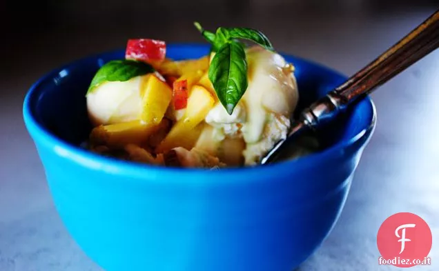 Gelato alla vaniglia con topping alla pesca e basilico