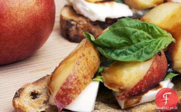 Tartine con Mozzarella, Basilico e Nettarine