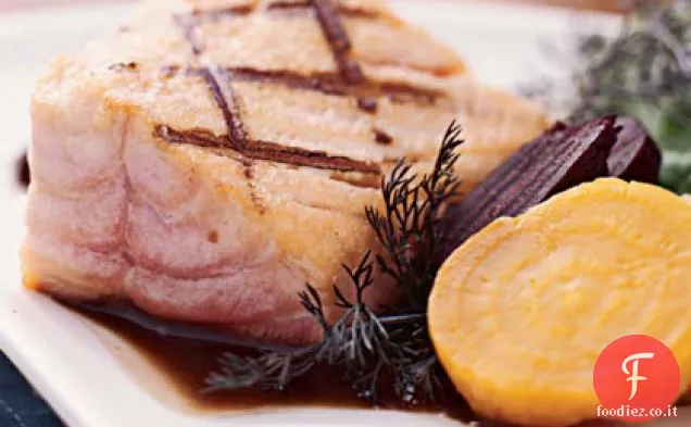 Salmone selvatico alla griglia con barbabietole arrosto e rucola