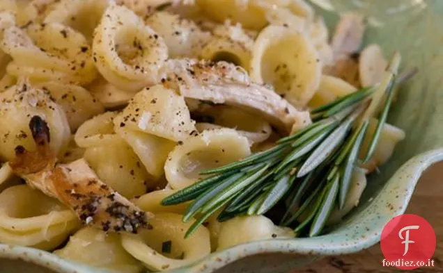 Pasta con pollo tritato e rosmarino