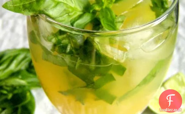 Cocktail al basilico all'ananas