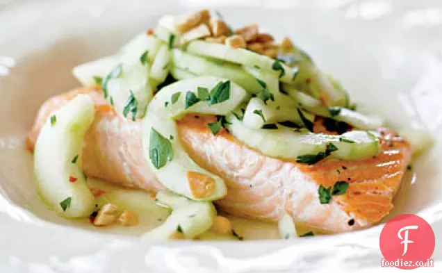 Salmone con insalata di cetrioli piccanti e arachidi