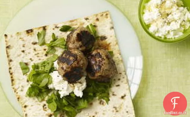 Polpette di salsiccia ripiene d'uva con focaccia