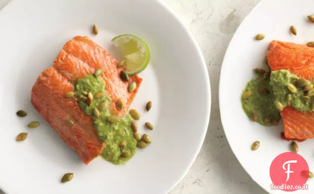 Salmone scottato in padella con semi di zucca-pesto di coriandolo