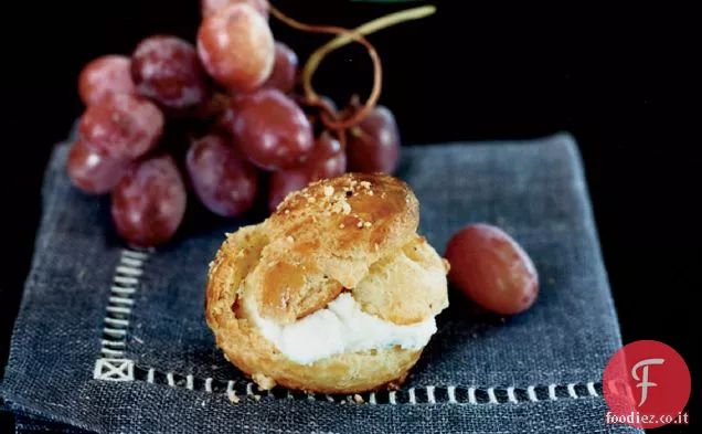Profiteroles di Nocciola con Formaggio Erborinato e Uva
