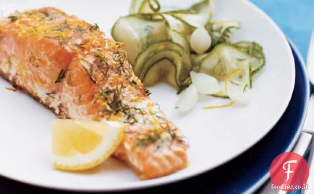 Salmone al limone e aneto alla griglia con insalata di cetrioli