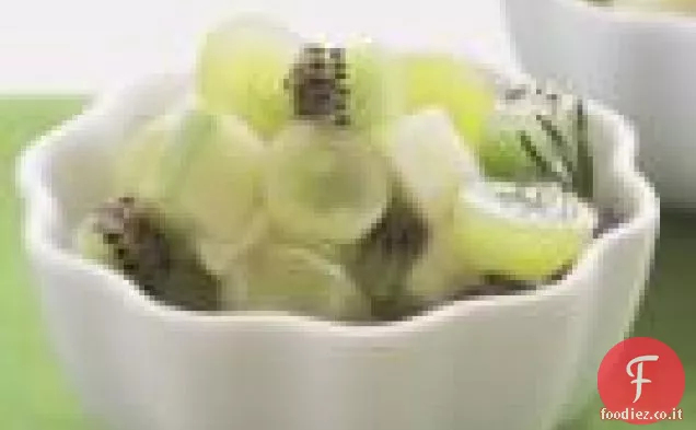 Insalata di kiwi, mela e uva con sciroppo di rosmarino