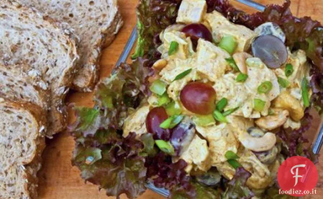 Insalata di pollo al curry con uva e anacardi