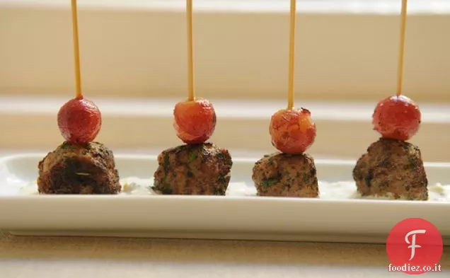 Polpette alla Kefta con uva alla griglia e salsa allo yogurt