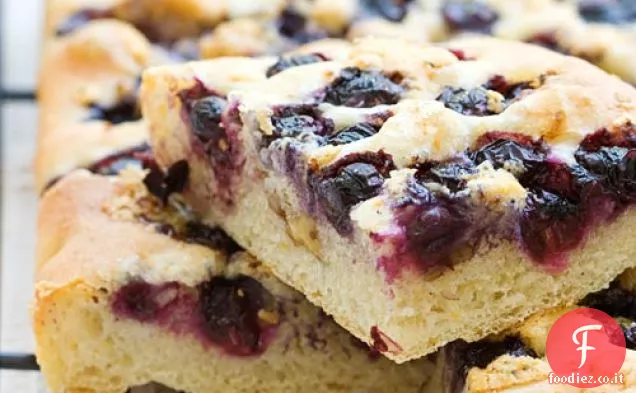 Focaccia di Mais alle Noci con Uva Concord e Gorgonzola