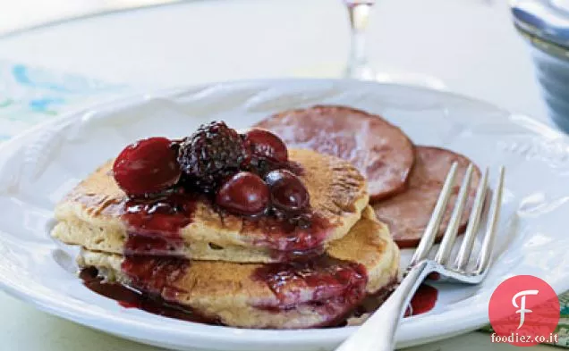 Hotcakes di mandorle e latticello con salsa di uva mora