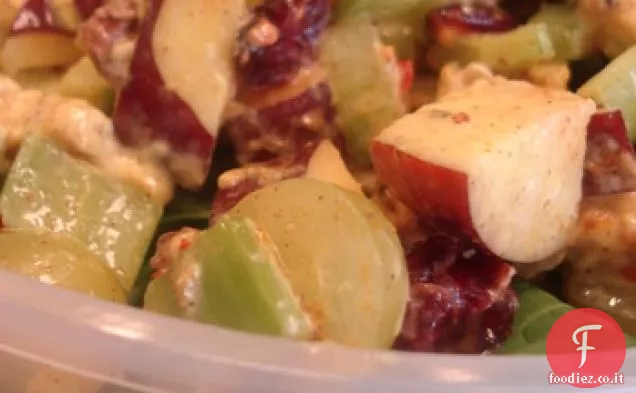 Insalata di pollo al curry e noci