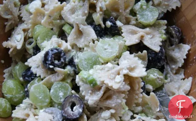 Insalata di pasta con formaggio blu e olive