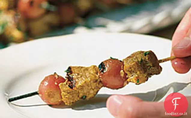 Carne di maiale alla griglia piccante e spiedini d'uva