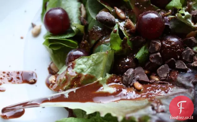 Insalata di primavera con condimento al cardamomo al cioccolato fondente