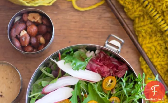 Insalata di cesto di mercato con condimento di miso al limone