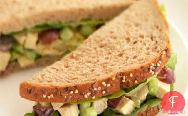 Insalata di pollo al curry con panini all'uva