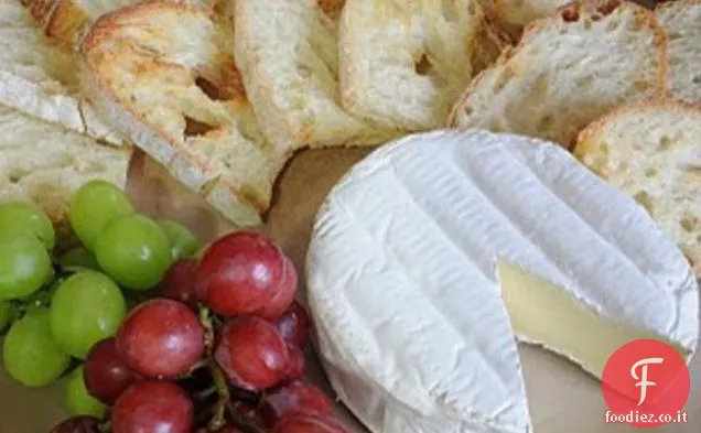 Brie Servito con Crostini e Uva
