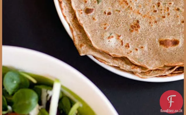 Galette di erbe di grano saraceno e la sua insalata mista