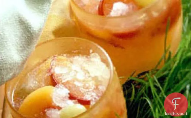 Tazze di frutta ghiacciate con limonata