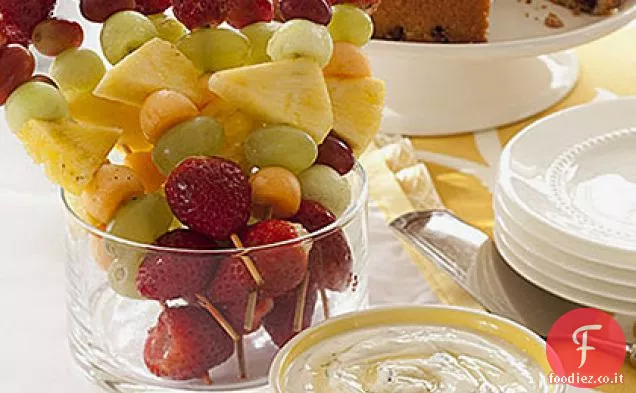 Spiedini di frutta con salsa di immersione al miele e yogurt
