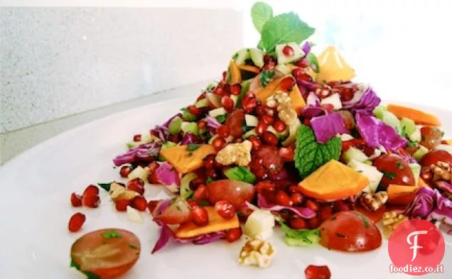 Un'insalata croccante piccante dolce e fresca con Dres di yogurt al curry