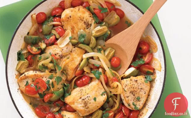 Pollo dorato con pomodori e olive