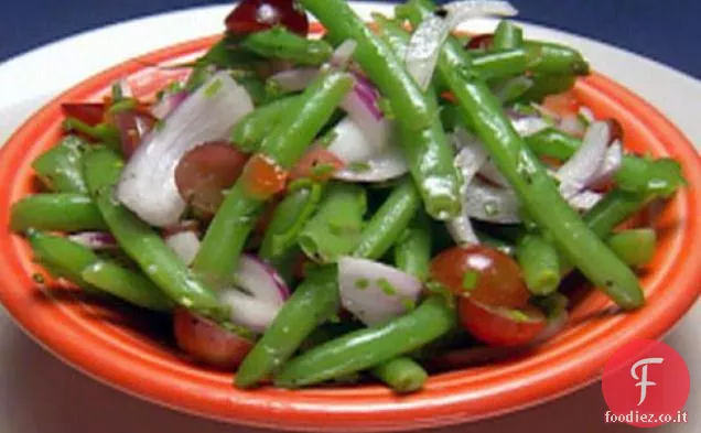 Insalata di fagiolini d'uva rossa con condimento di senape