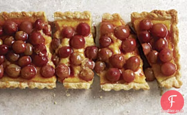 Crostata alla crema con uva in camicia