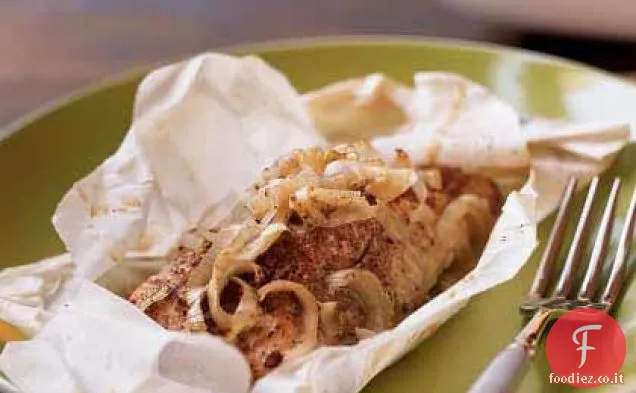 Salmone a cinque spezie con porri in pergamena