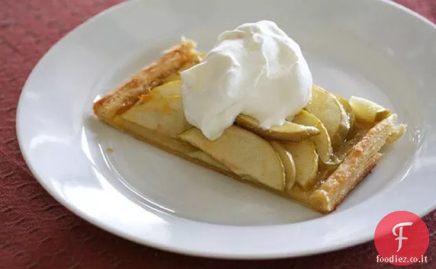 Facile crostata di mele con panna montata al bourbon