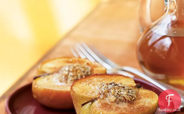 Mele al forno farcite di mandorle con salsa di mele al caramello