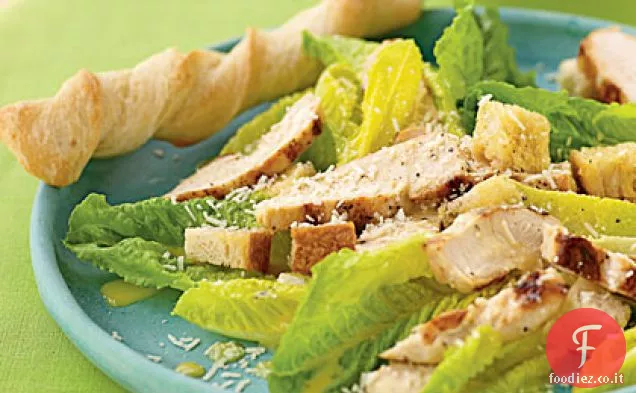 Insalata di cuori di Romaine Caesar con pollo alla griglia