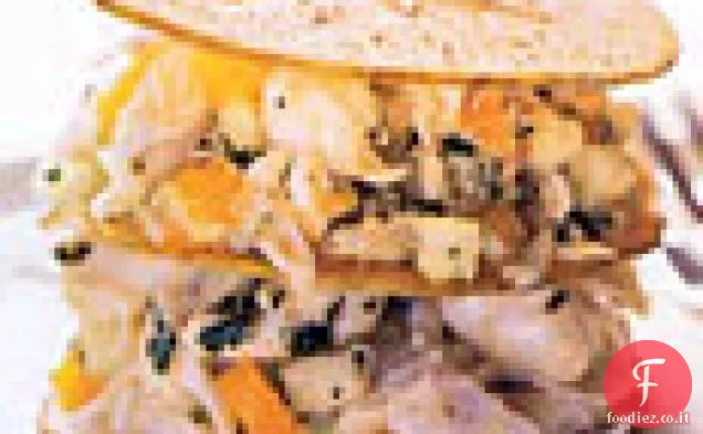 Insalata di Crabmeat, mela e mango su chip di mele di cumino