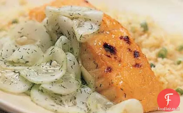Salmone alla griglia con cetrioli agrodolci