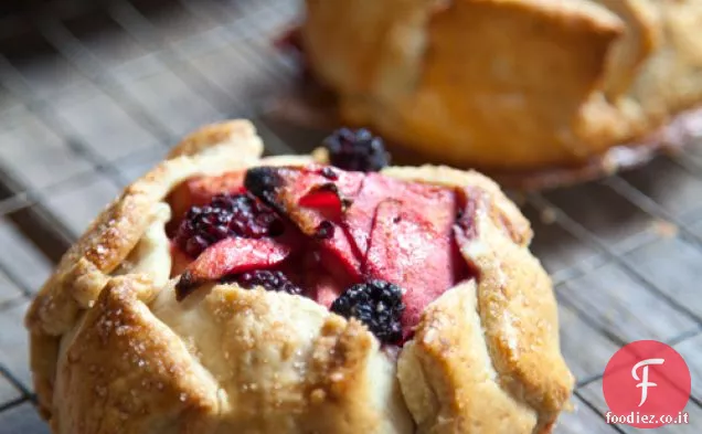 Galette rustiche di mele e more