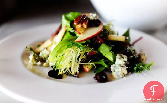Insalata di mele, noci pecan e formaggio blu con ciliegie essiccate