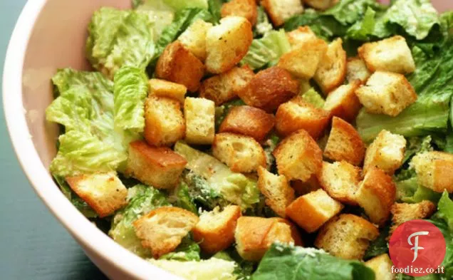 Insalata Caesar con crostini di aglio tostati