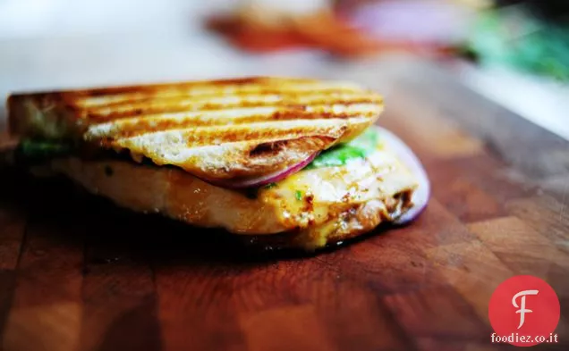 Panino al pollo alla griglia con salsa di albicocche