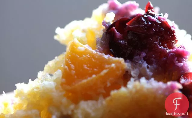 Muffin di pane di mais al burro marrone con mirtilli freschi e albicocche