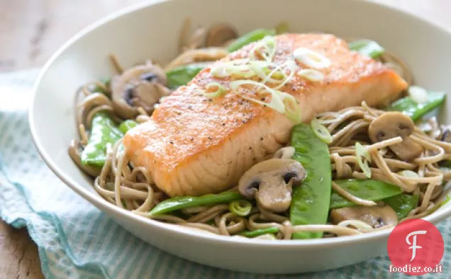 Salmone con spaghetti di soia e zenzero