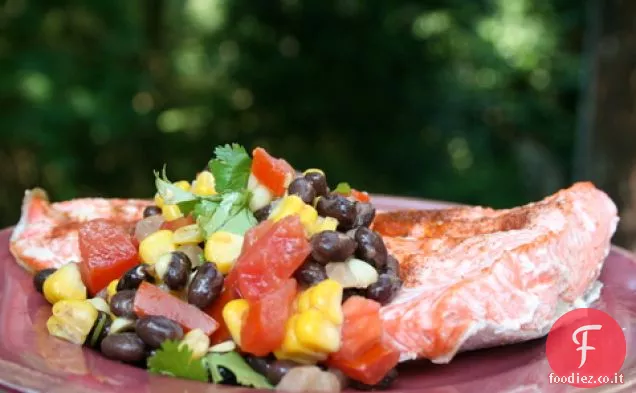 Salmone con salsa calda di fagioli neri
