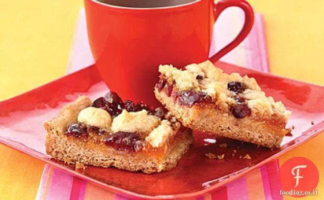 Barrette di crumble di albicocche e ciliegie