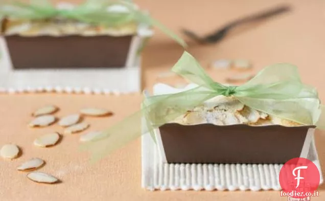 Torte di pagnotta di albicocche, arance e mandorle