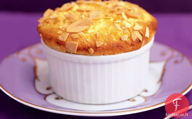 Soufflé di albicocche e mandorle
