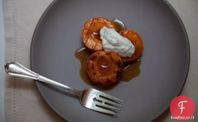 Albicocche grigliate con Ricotta montata, Basilico e Aceto di sherry